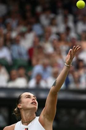 (250707) -- LONDON, July 7, 2025 -- Aryna Sabalenka serves during the women s singles fourth round match between Aryna Sabalenka of Belarus and Elise Mertens of Belgium at the Wimbledon Tennis Championships in London, Britain, July 6, 2025. ) (SP)BRITAIN-LONDON-TENNIS-WIMBLEDON-WOMEN S SINGLES ZhaoxDingzhe 