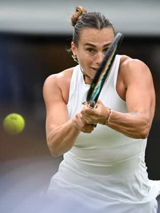 (250707) -- LONDON, July 7, 2025 -- Aryna Sabalenka hits a return during the women s singles fourth round match between Aryna Sabalenka of Belarus and Elise Mertens of Belgium at the Wimbledon Tennis Championships in London, Britain, July 6, 2025. ) (SP)BRITAIN-LONDON-TENNIS-WIMBLEDON-WOMEN S SINGLES ZhaoxDingzhe 