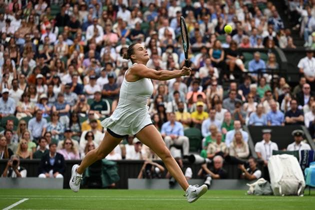 (250707) -- LONDON, July 7, 2025 -- Aryna Sabalenka hits a return during the women s singles fourth round match between Aryna Sabalenka of Belarus and Elise Mertens of Belgium at the Wimbledon Tennis Championships in London, Britain, July 6, 2025. ) (SP)BRITAIN-LONDON-TENNIS-WIMBLEDON-WOMEN S SINGLES ZhaoxDingzhe 