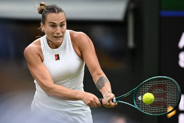 (250707) -- LONDON, July 7, 2025 -- Aryna Sabalenka hits a return during the women s singles fourth round match between Aryna Sabalenka of Belarus and Elise Mertens of Belgium at the Wimbledon Tennis Championships in London, Britain, July 6, 2025. ) (SP)BRITAIN-LONDON-TENNIS-WIMBLEDON-WOMEN S SINGLES ZhaoxDingzhe 