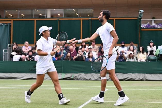 (250707) -- LONDON, July 7, 2025 -- Yuki Bhambri (R) claps hands with Jiang Xinyu during the mixed doubles second round match between Zhang Shuai (China) Marcelo Arevalo (El Salvador) and Jiang Xinyu (China) Yuki Bhambri (India) at the Wimbledon Tennis Championships in London, Britain, July 6, 2025. ) (SP)BRITAIN-LONDON-TENNIS-WIMBLEDON-MIXED DOUBLES ZhaoxDingzhe 