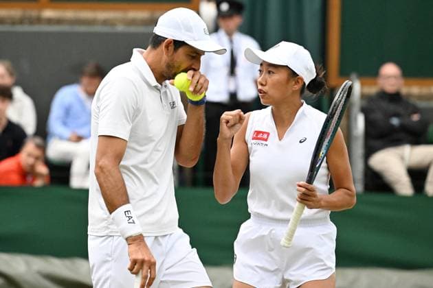 (250707) -- LONDON, July 7, 2025 -- Zhang Shuai (R) talks with Marcelo Arevalo compete during the mixed doubles second round match between Zhang Shuai (China) Marcelo Arevalo (El Salvador) and Jiang Xinyu (China) Yuki Bhambri (India) at the Wimbledon Tennis Championships in London, Britain, July 6, 2025. ) (SP)BRITAIN-LONDON-TENNIS-WIMBLEDON-MIXED DOUBLES ZhaoxDingzhe 
