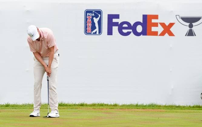 SILVIS, IL - JULY 06: PGA, Golf Herren golfer Davis Thompson putts on the 9th hole during the final round of the eJohn Deere Classic on July 6, 2025, at TPC Deere Run in Silvis, Illinois. (Photo by Brian Spurlock Icon Sportswire) GOLF: JUL 06 PGA John Deere Classic EDITORIAL USE ONLY Icon25070628