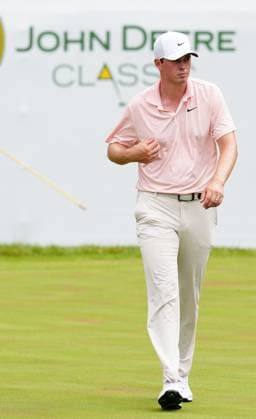 SILVIS, IL - JULY 06: PGA, Golf Herren golfer Davis Thompson walks off the 9th green after making a bogey during the final round of the eJohn Deere Classic on July 6, 2025, at TPC Deere Run in Silvis, Illinois. (Photo by Brian Spurlock Icon Sportswire) GOLF: JUL 06 PGA John Deere Classic EDITORIAL USE ONLY Icon25070629