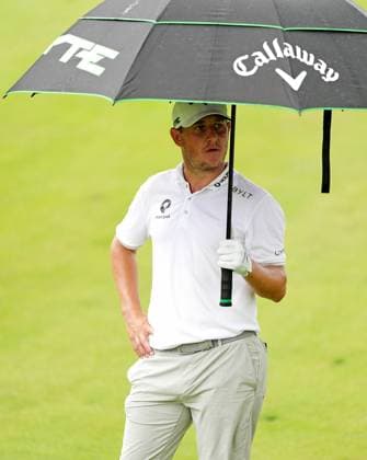 SILVIS, IL - JULY 06: PGA, Golf Herren golfer Emiliano Grillo waits under an umbrella on the 9th hole during the final round of the John Deere Classic on July 6, 2025, at TPC Deere Run in Silvis, Illinois. (Photo by Brian Spurlock Icon Sportswire) GOLF: JUL 06 PGA John Deere Classic EDITORIAL USE ONLY Icon25070637