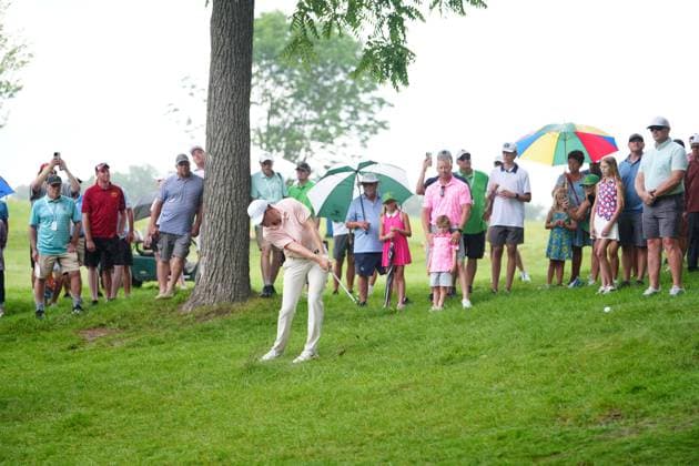 SILVIS, IL - JULY 06: PGA, Golf Herren golfer Davis Thompson plays his second shot out of the rough on the 9th hole during the final round of the John Deere Classic on July 6, 2025, at TPC Deere Run in Silvis, Illinois. (Photo by Brian Spurlock Icon Sportswire) GOLF: JUL 06 PGA John Deere Classic EDITORIAL USE ONLY Icon25070644