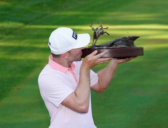 SILVIS, IL - JULY 06: PGA, Golf Herren golfer Brian Thompson kisses the trophy after winning the John Deere Classic on July 6, 2025, at TPC Deere Run in Silvis, Illinois. (Photo by Brian Spurlock Icon Sportswire) GOLF: JUL 06 PGA John Deere Classic EDITORIAL USE ONLY Icon25070654