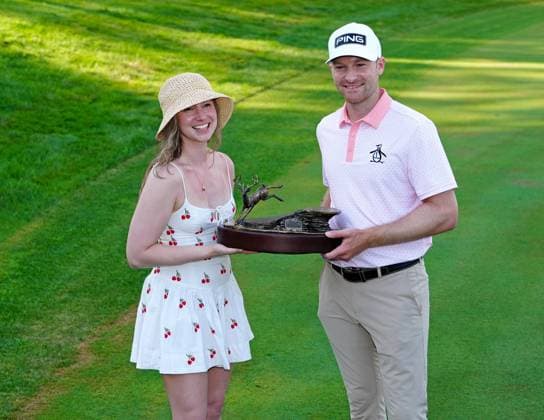 SILVIS, IL - JULY 06: PGA, Golf Herren golfer Brian Thompson poses with the trophy and his girlfriend Kelsi McKee after winning the John Deere Classic on July 6, 2025, at TPC Deere Run in Silvis, Illinois. (Photo by Brian Spurlock Icon Sportswire) GOLF: JUL 06 PGA John Deere Classic EDITORIAL USE ONLY Icon25070657