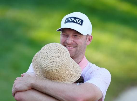 SILVIS, IL - JULY 06: PGA, Golf Herren golfer Brian Thompson hugs his girlfriend Kelsi McKee after winning the John Deere Classic on July 6, 2025, at TPC Deere Run in Silvis, Illinois. (Photo by Brian Spurlock Icon Sportswire) GOLF: JUL 06 PGA John Deere Classic EDITORIAL USE ONLY Icon25070659