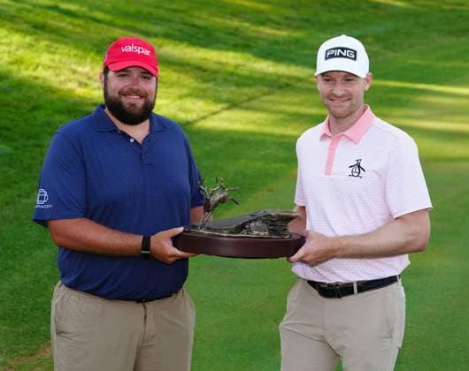 SILVIS, IL - JULY 06: PGA, Golf Herren golfer Brian Thompson poses for a photo with his caddy Cooper Wilson after winning the John Deere Classic on July 6, 2025, at TPC Deere Run in Silvis, Illinois. (Photo by Brian Spurlock Icon Sportswire) GOLF: JUL 06 PGA John Deere Classic EDITORIAL USE ONLY Icon25070665