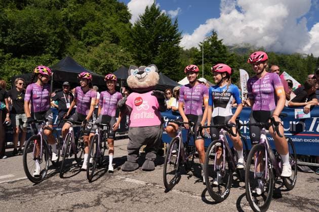 BEPINK - IMATRA - BONGIOANNI team with mascotte during thestart the 2nd stage of the Giro d™Italia Women, from Clusone to Aprica, Italy Monday, July 07, 2025. - cycling .  Copyright: xMassimoxPaolone Lapressex