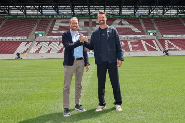 l r Managing Director Finance Michael Stroell FC Augsburg and Head Coach Sandro Wagner FC Augsburg on the pitch in the stadium, Presentation Head Coach Sandro Wagner, FC Augsburg, Football, 1 Bundesliga, 07 07 2025 DFB regulations prohibit any use of photographs as image sequences and or quasi video Augsburg Bayern Germany Copyright: xkolbert-press ChristianxKolbertx