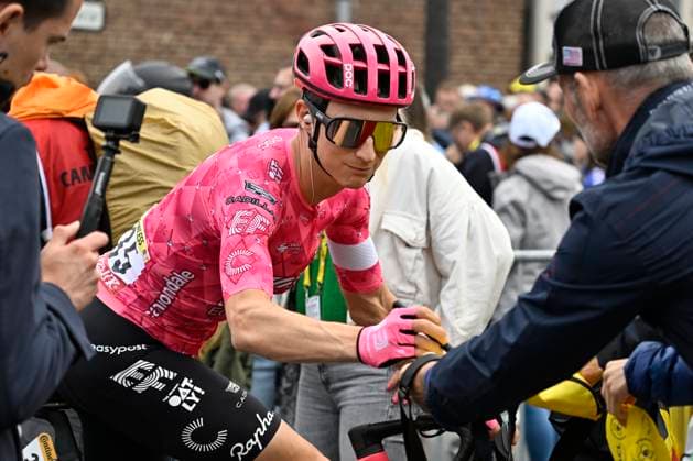 Tour de France 2025 Stage 3 DUINKERKE, FRANCE - JULY 07 : Powless Neilson (USA) of EF Education - Easypost during stage 3 of the 112th edition of Tour de France an UCI World Tour 2.UWT cycling road race stage for Men Elite of 178 km with start in Valenciennes and finish in Duinkerke on July 7, 2025 in Duinkerke, France, 07 07 2025 ( Motordriver Kenny Verfaillie - Duinkerke France  Copyright: xJanxDexMeuleneirx