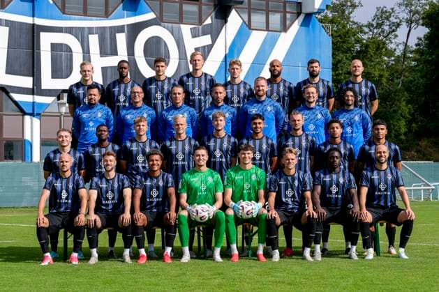 SV Waldhof Mannheim 3 Liga, Porträttermin 2025 2026, team photo, top from left Julian Rieckmann, Adama Diakhaby, Maximilian Thalhammer, Niklas Hoffmann, Malte Karbstein, Terrence Boyd, Tim Sechelmann, Marcel Seegert, 2nd row from left Andreas Ganzinger coach , Dirk Stelly athletics coach , Klaus Luisser head of athletics , Dominik Glawogger coach, head coach , Nils Segelken goalkeeper coach , Cedric Schmidt physiotherapist , Mario Rosato Physiotherapist , 3rd row from left Arlind Rexhepi, Emmanuel Iwe, Sascha Voelcke, Janne Sietan, Jascha Brandt, Yusuf Wardak, Kushtrim Asallari, Djayson Eduardo Cardoso Mendes, Seyhan Yigit, bottom from left Felix Lohkemper, Lukas Klünter, Samuel Abifade, Lucien Hawryluk goalkeeper, Jan Niemann goalkeeper, Nicklas Shipnoski, Kennedy Onyedika Okpala, Rico Benatelli, team photo, team photo, squad, team squad, team, team, group photo xozx