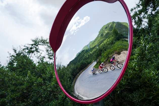 (250707) -- XINING, July 7, 2025 -- Cyclists compete during Stage 2 of the Tour of Magnificent Qinghai International Road cycling, Rad, Radsport, Strasse Race from Duoba to Huzhu, northwest China s Qinghai Province, July 7, 2025. ) (SP)CHINA-QINGHAI-CYCLING-TOUR OF MAGNIFICENT QINGHAI-STAGE 2 (CN) QixZhiyue 