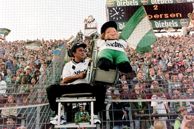 950829 Fotboll, Bundesliga, Borussia Mönchengladbach - Bayer Leverkusen, 0-0: Härlig stämning pa läktaren. *** 950829 Football, Bundesliga, Borussia Mönchengladbach Bayer Leverkusen, 0 0 Great atmosphere in the stands  Copyright: BILDBYRAN BB950829BB007