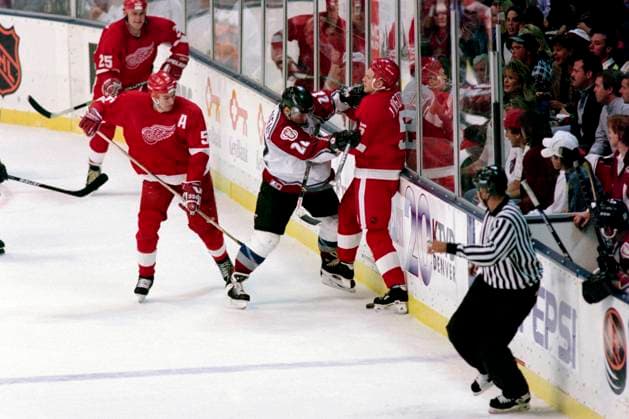 951006 Ishockey, NHL, Eishockey Herren, USA Colorado Avalanche - Detroit Red Wings, 3-2: Claude Lemieux, Colorado Avalanche trycker till Nicklas Lidström, Detroit Red Wings. *** 951006 Ice Hockey, NHL, Colorado Avalanche Detroit Red Wings, 3 2 Claude Lemieux, Colorado Avalanche pushes Nicklas Lidström, Detroit Red Wings  Copyright: BILDBYRAN BB951006BB033