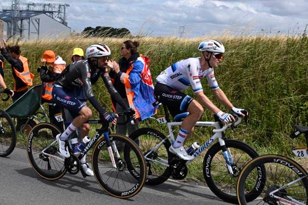 Tour de France 2025 Stage 3 DUINKERKE, FRANCE - JULY 07 : Merlier Tim (BEL) of Soudal Quick-Step, Paret-Peintre Valentin (FRA) of Soudal Quick-Step during stage 3 of the 112th edition of Tour de France an UCI World Tour 2.UWT cycling road race stage for Men Elite of 178 km with start in Valenciennes and finish in Duinkerke on July 7, 2025 in Duinkerke, France, 07 07 2025 ( Motordriver Kenny Verfaillie - Duinkerke France  Copyright: xJanxDexMeuleneirx