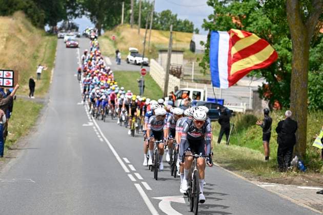 Tour de France 2025 Stage 3 DUINKERKE, FRANCE - JULY 07 : illustration picture peloton during stage 3 of the 112th edition of Tour de France an UCI World Tour 2.UWT cycling road race stage for Men Elite of 178 km with start in Valenciennes and finish in Duinkerke on July 7, 2025 in Duinkerke, France, 07 07 2025 ( Motordriver Kenny Verfaillie - Duinkerke France  Copyright: xJanxDexMeuleneirx