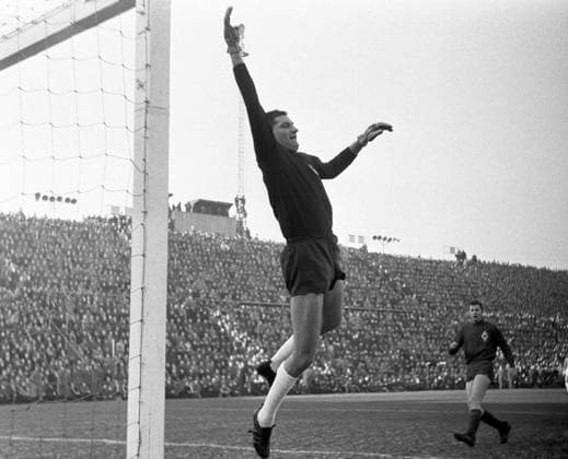 29 12 1965, Goalkeeper Petar Radenkovic 1860 does not need to intervene, the ball flies past, on the right Erwin Spinnler MG , Sixties, sports, football, Bundesliga, 1965 1966, Boekelbergstadion, Borussia Moenchengladbach vs TSV 1860 Muenchen 1 1 Sixties, sports, football, Bundesliga, 1965 1966, Boekelbergstadion, Borussia Moenchengladbach vs TSV 1860 Muenchen 1 1, 29 12 1965, Scene of the match, goalkeeper Petar Radenkovic 1860 does not need to step in, the ball misses the goal, right Erwin Spinnler MG , Sixties, sports, football, Bundesliga, 1965 1966, Boekelberg Stadium, Borussia Moenchengladbach vs TSV 1860 Munich 1 1, 29 12 1965, scene of the match, no need to step in for goalkeeper Petar Radenkovic 1860 because the ball misses the goal, right Erwin Spinnler MG