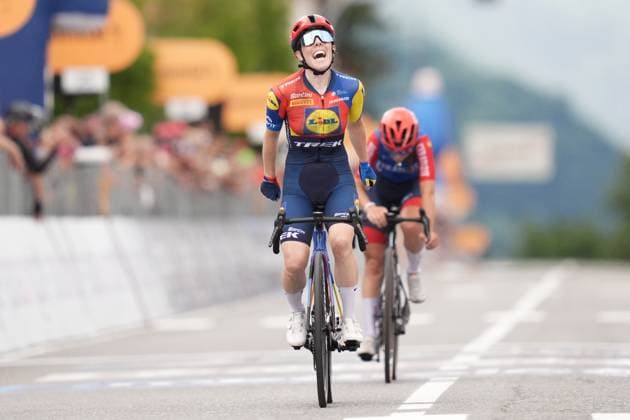 Anna Henderson (Lidl - Trek) celebrates as he cycles to the finish line to win the 2nd stage of the Giro d™Italia Women, from Clusone to Aprica, Italy Monday, July 07, 2025. - cycling .  Copyright: xMassimoxPaolone Lapressex
