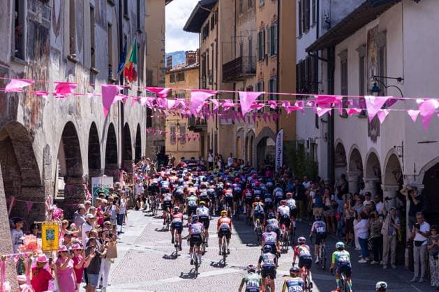 The Group passing from Clusone during the transfer to KM0 during Giro d Italia Women - Stage 2 - Clusone Aprica, Giro d Italia race in Aprica, Italy, July 07 2025  Copyright: xTommasoxBerardi IPAxSportx xipa-agency.netx xx IPA_60074677 IPA_Agency_IPA60074677