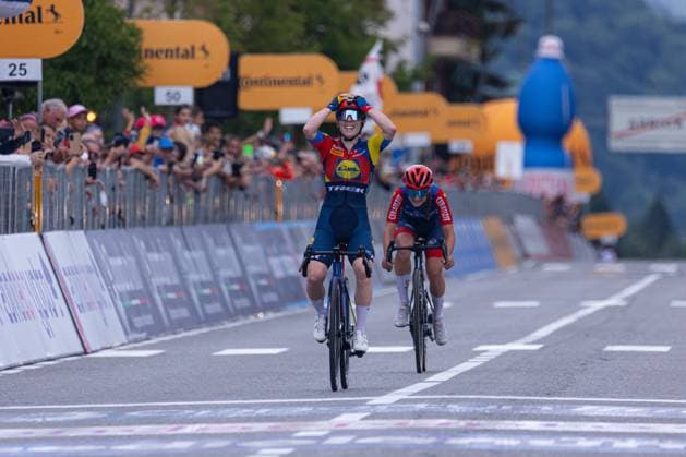Anna Henderson winning the 2nd Stage in Aprica during Giro d Italia Women - Stage 2 - Clusone Aprica, Giro d Italia race in Aprica, Italy, July 07 2025  Copyright: xTommasoxBerardi IPAxSportx xipa-agency.netx xx IPA_60074682 IPA_Agency_IPA60074682