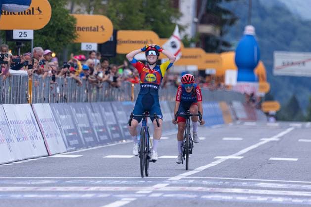 Anna Henderson winning the 2nd Stage in Aprica during Giro d Italia Women - Stage 2 - Clusone Aprica, Giro d Italia race in Aprica, Italy, July 07 2025  Copyright: xTommasoxBerardi IPAxSportx xipa-agency.netx xx IPA_60074686 IPA_Agency_IPA60074686