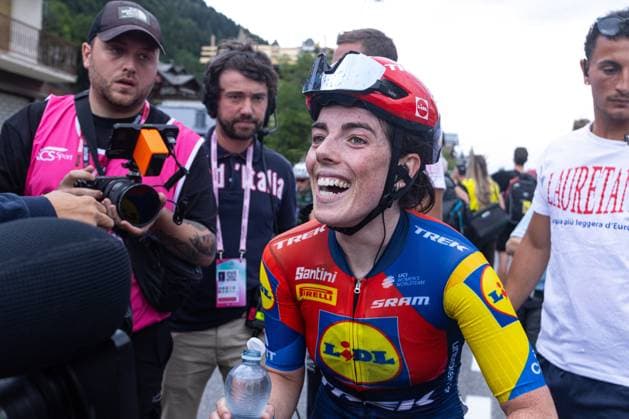 Anna Henderson winning the 2nd Stage in Aprica during Giro d Italia Women - Stage 2 - Clusone Aprica, Giro d Italia race in Aprica, Italy, July 07 2025  Copyright: xTommasoxBerardi IPAxSportx xipa-agency.netx xx IPA_60074700 IPA_Agency_IPA60074700
