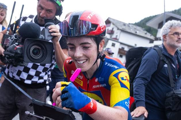 Anna Henderson winning the 2nd Stage in Aprica, signing the stage lens during Giro d Italia Women - Stage 2 - Clusone Aprica, Giro d Italia race in Aprica, Italy, July 07 2025  Copyright: xTommasoxBerardi IPAxSportx xipa-agency.netx xx IPA_60074712 IPA_Agency_IPA60074712
