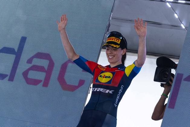 Anna Henderson celebrating the Pink Jersey in the 2nd Stage in Aprica during Giro d Italia Women - Stage 2 - Clusone Aprica, Giro d Italia race in Aprica, Italy, July 07 2025  Copyright: xTommasoxBerardi IPAxSportx xipa-agency.netx xx IPA_60074724 IPA_Agency_IPA60074724