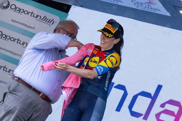 Anna Henderson celebrating the Pink Jersey in the 2nd Stage in Aprica during Giro d Italia Women - Stage 2 - Clusone Aprica, Giro d Italia race in Aprica, Italy, July 07 2025  Copyright: xTommasoxBerardi IPAxSportx xipa-agency.netx xx IPA_60074726 IPA_Agency_IPA60074726