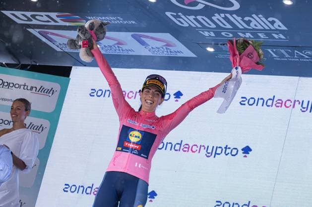 Anna Henderson celebrating the Pink Jersey in the 2nd Stage in Aprica during Giro d Italia Women - Stage 2 - Clusone Aprica, Giro d Italia race in Aprica, Italy, July 07 2025  Copyright: xTommasoxBerardi IPAxSportx xipa-agency.netx xx IPA_60074734 IPA_Agency_IPA60074734