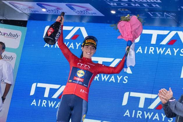 Anna Henderson celebrating the Red Jersey in the 2nd Stage in Aprica during Giro d Italia Women - Stage 2 - Clusone Aprica, Giro d Italia race in Aprica, Italy, July 07 2025  Copyright: xTommasoxBerardi IPAxSportx xipa-agency.netx xx IPA_60074739 IPA_Agency_IPA60074739