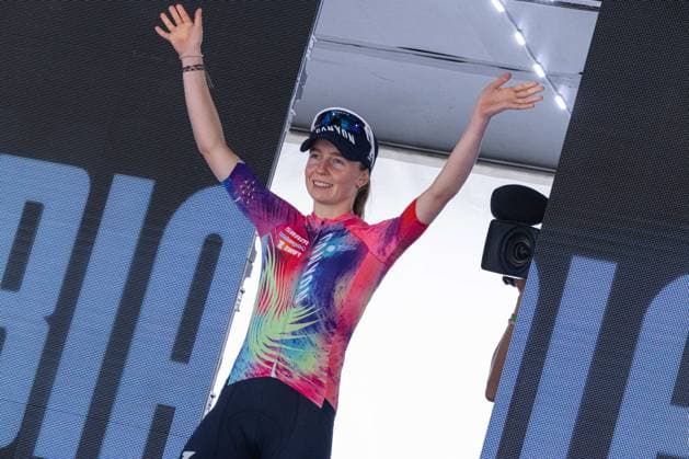 Antonia Niedermaier celebrating the White Jersey in the 2nd Stage in Aprica during Giro d Italia Women - Stage 2 - Clusone Aprica, Giro d Italia race in Aprica, Italy, July 07 2025  Copyright: xTommasoxBerardi IPAxSportx xipa-agency.netx xx IPA_60074744 IPA_Agency_IPA60074744