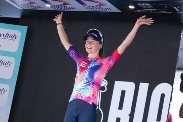 Antonia Niedermaier celebrating the White Jersey in the 2nd Stage in Aprica during Giro d Italia Women - Stage 2 - Clusone Aprica, Giro d Italia race in Aprica, Italy, July 07 2025  Copyright: xTommasoxBerardi IPAxSportx xipa-agency.netx xx IPA_60074747 IPA_Agency_IPA60074747