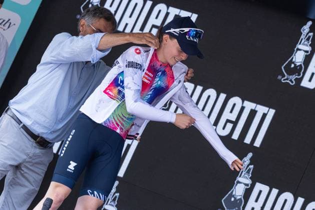 Antonia Niedermaier celebrating the White Jersey in the 2nd Stage in Aprica during Giro d Italia Women - Stage 2 - Clusone Aprica, Giro d Italia race in Aprica, Italy, July 07 2025  Copyright: xTommasoxBerardi IPAxSportx xipa-agency.netx xx IPA_60074749 IPA_Agency_IPA60074749