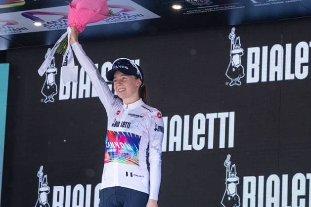 Antonia Niedermaier celebrating the White Jersey in the 2nd Stage in Aprica during Giro d Italia Women - Stage 2 - Clusone Aprica, Giro d Italia race in Aprica, Italy, July 07 2025  Copyright: xTommasoxBerardi IPAxSportx xipa-agency.netx xx IPA_60074754 IPA_Agency_IPA60074754