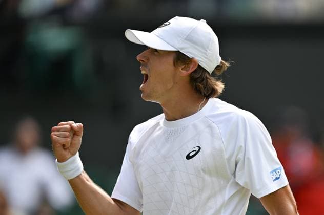 (250707) -- LONDON, July 7, 2025 -- Alex de Minaur celebrates scoring during the men s singles fourth round match between Novak Djokovic of Serbia and Alex de Minaur of Australia at the Wimbledon Tennis Championships in London, Britain, July 7, 2025. ) (SP)BRITAIN-LONDON-TENNIS-WIMBLEDON-MEN S SINGLES LixYing 