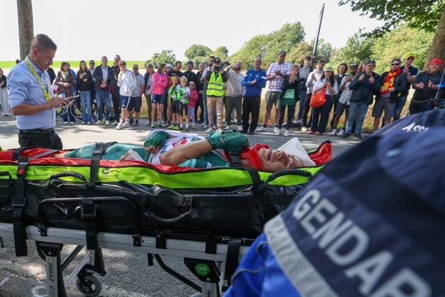 TOUR DE FRANCE 2025 PHOTOPQR VOIX DU NORD MATTHIEU BOTTE ; 07 07 2025 ; ISBERGUES 07.07.2025. Passage du tour de france, sprint intermediaire et passage de la caravane. Chute de Jasper philipsen. PHOTO MATTHIEU BOTTE LA VOIX DU NORD- French cycling race Tour de France 2024 takes place in july 2025 HAUTS DE FRANCE France  Copyright: xPHOTOPQR VOIXxDUxNORD MAXPPPxMATTHIEUxBOTTEx 20250707VDN4494 20250707VDN4494