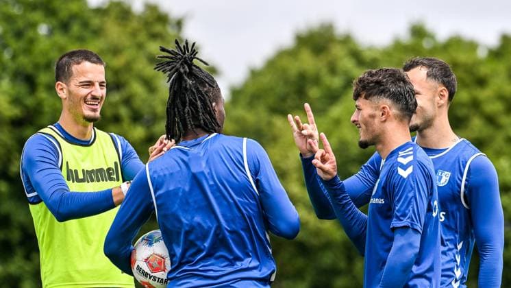 GER, 2 BL, 1 FC Magdeburg, training camp in Bad Wörishofen 07 07 2025, Stadion Am Unteren Hart, Bad Wörishofen, GER, 2 BL, 1 FC Magdeburg, training camp in Bad Wörishofen, in the picture ear flicking after a mistake while holding up the ball, Andi Hoti Magdeburg, 3 , Pierre Nadjombe Magdeburg, 22 , Eldin Dzogovic Magdeburg, 4 , Falko Michel Magdeburg, 21 nordphotoxGmbHx xHafner nph00200