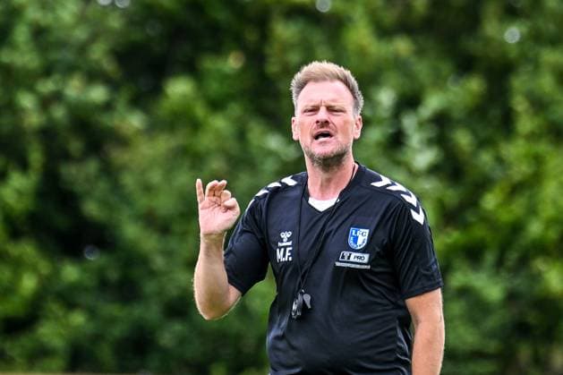 GER, 2 BL, 1 FC Magdeburg, training camp in Bad Wörishofen 07 07 2025, Stadion Am Unteren Hart, Bad Wörishofen, GER, 2 BL, 1 FC Magdeburg, training camp in Bad Wörishofen, in the picture Markus Fiedler Magdeburg explains an exercise nordphotoxGmbHx xHafner nph00200