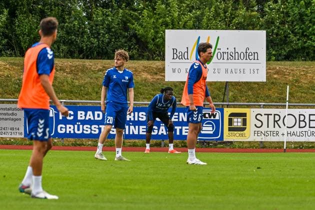 GER, 2 BL, 1 FC Magdeburg, training camp in Bad Wörishofen 07 07 2025, Stadion Am Unteren Hart, Bad Wörishofen, GER, 2 BL, 1 FC Magdeburg, training camp in Bad Wörishofen, in the picture several players, in the background a billboard for the Kneipp spa Bad Wörishofen nordphotoxGmbHx xHafner nph00200
