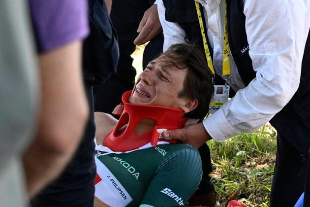 Tour de France 2025 Stage 3 DUINKERKE, FRANCE - JULY 07 : crash of Philipsen Jasper (BEL) of Alpecin - Deceuninck during stage 3 of the 112th edition of Tour de France an UCI World Tour 2.UWT cycling road race stage for Men Elite of 178 km with start in Valenciennes and finish in Duinkerke on July 7, 2025 in Duinkerke, France, 07 07 2025 ( Motordriver Kenny Verfaillie - Duinkerke France  Copyright: xJanxDexMeuleneirx
