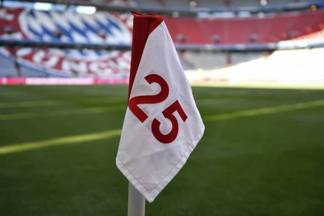 Eckfahne mit der Rückennummer 25 zu Ehren des Abschieds von Thomas Müller 25 Allianz Arena, München, Bayern, Deutschland, Europa Corner flag with shirt number 25 in honour of the farewell of Thomas Müller 25 Allianz Arena, Munich, Bavaria, Germany, Europe Copyright: imageBROKER MichaelxWeber iblimw13577123.jpg Bitte beachten Sie die gesetzlichen Bestimmungen des deutschen Urheberrechtes hinsichtlich der Namensnennung des Fotografen im direkten Umfeld der Veröffentlichung Eckfahne mit der Rückennummer 25 zu Ehren des Abschieds von Thomas Müller (25) Allianz Arena, München, Bayern, Deutschla imago images 0817818516