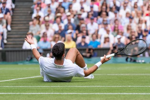 2025-07-07 Wimbledon 2025 LONDON, ENGLAND - JULY 7: Novak Djokovic of Serbia, falling during Wimbledon 2025 at All England Lawn Tennis & Croquet Club on July 7, 2025 in London, England. London All England Lawn Tennis & Croquet Club England Content not available for redistribution in The Netherlands directly or indirectly through any third parties. Copyright: xMarleenxFouchierx