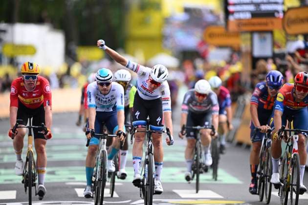 Tour de France 2025 Stage 3 DUINKERKE, FRANCE - JULY 07 : Merlier Tim (BEL) of Soudal Quick-Step wins, second place for Milan Jonathan (ITA) of Lidl - Trek, third place for Bauhaus Phil (GER) of Bahrain - Victorious during stage 3 of the 112th edition of Tour de France an UCI World Tour 2.UWT cycling road race stage for Men Elite of 178 km with start in Valenciennes and finish in Duinkerke on July 7, 2025 in Duinkerke, France, 07 07 2025 ( Motordriver Kenny Verfaillie - Duinkerke France  Copyright: xVincentxKalutx