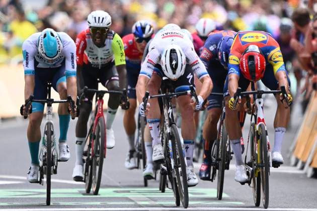 Tour de France 2025 Stage 3 DUINKERKE, FRANCE - JULY 07 : Merlier Tim (BEL) of Soudal Quick-Step wins, second place for Milan Jonathan (ITA) of Lidl - Trek, third place for Bauhaus Phil (GER) of Bahrain - Victorious during stage 3 of the 112th edition of Tour de France an UCI World Tour 2.UWT cycling road race stage for Men Elite of 178 km with start in Valenciennes and finish in Duinkerke on July 7, 2025 in Duinkerke, France, 07 07 2025 ( Motordriver Kenny Verfaillie - Duinkerke France  Copyright: xVincentxKalutx