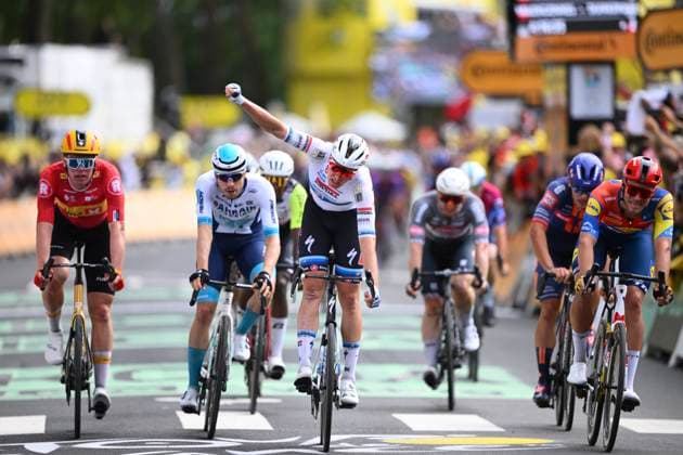 Tour de France 2025 Stage 3 DUINKERKE, FRANCE - JULY 07 : Merlier Tim (BEL) of Soudal Quick-Step wins, second place for Milan Jonathan (ITA) of Lidl - Trek, third place for Bauhaus Phil (GER) of Bahrain - Victorious during stage 3 of the 112th edition of Tour de France an UCI World Tour 2.UWT cycling road race stage for Men Elite of 178 km with start in Valenciennes and finish in Duinkerke on July 7, 2025 in Duinkerke, France, 07 07 2025 ( Motordriver Kenny Verfaillie - Duinkerke France  Copyright: xVincentxKalutx