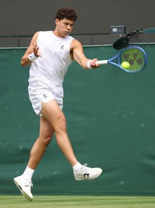 American Ben Shelton plays a forehand in his fourth round match against Italian Lorenzo Sonego on day eight of the 2025 Wimbledon Championships in London on Monday, July 07, 2025.  LON2025070742 HUGOxPHILPOTT